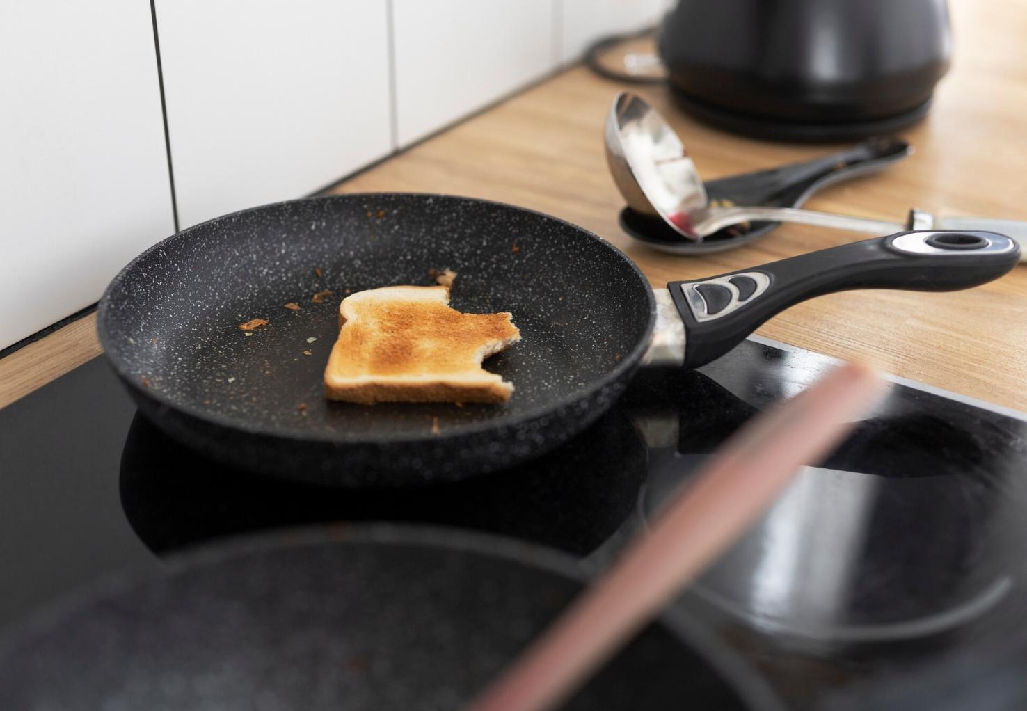 Pode usar utensílios de metal em panelas antiaderentes?