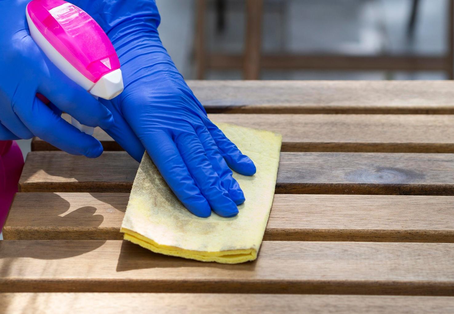 Como remover bolor de móveis de exterior