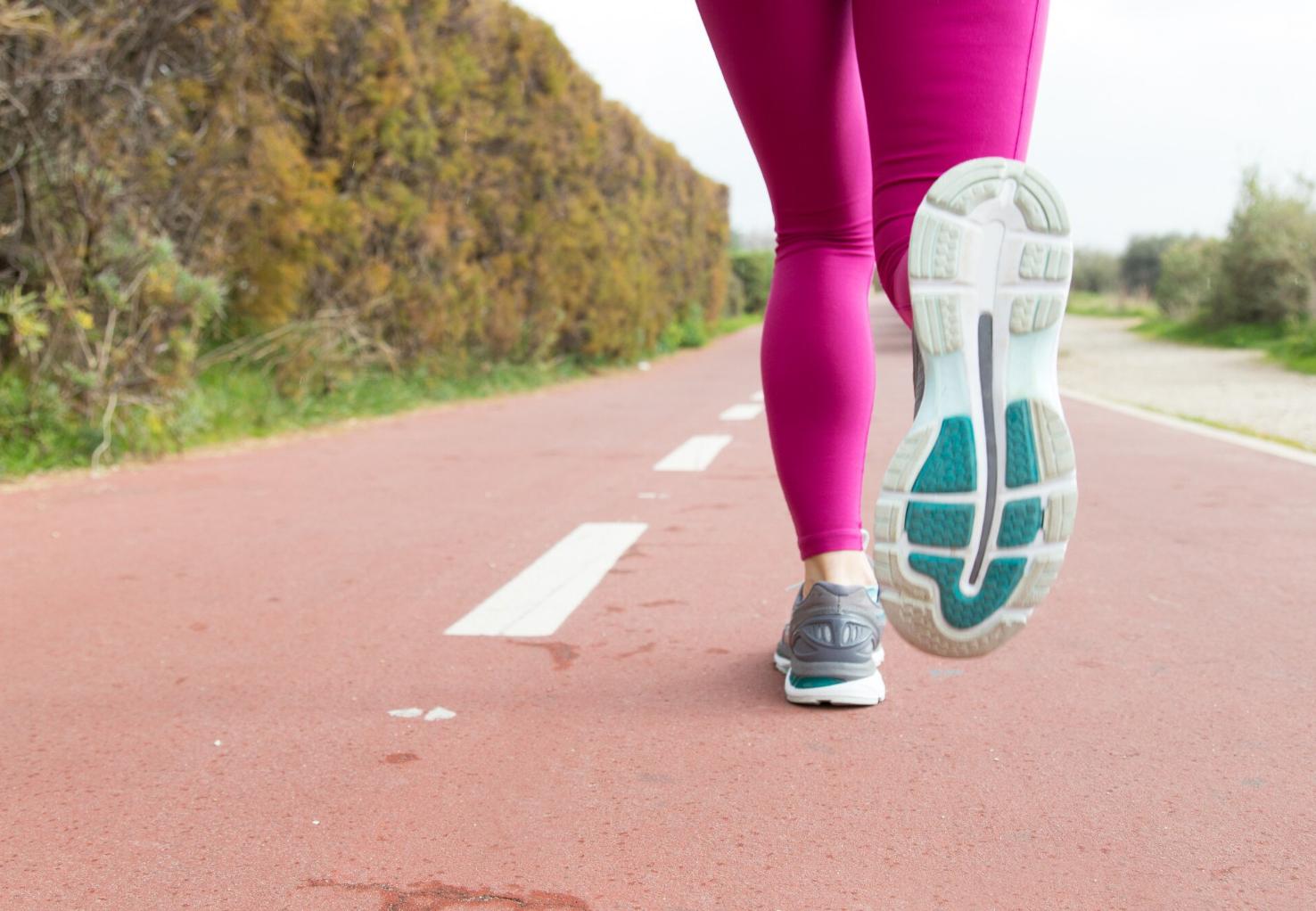 Três formas inteligentes de caminhar com benefícios reais para a saúde