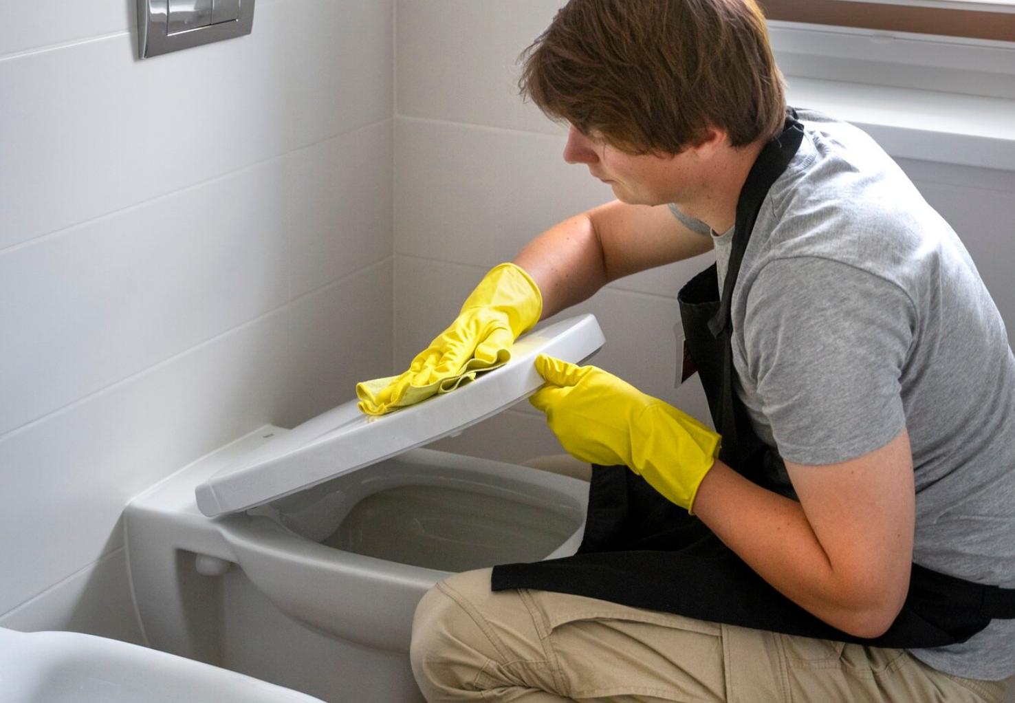 10 erros comuns na limpeza da casa de banho que comprometem a eficácia