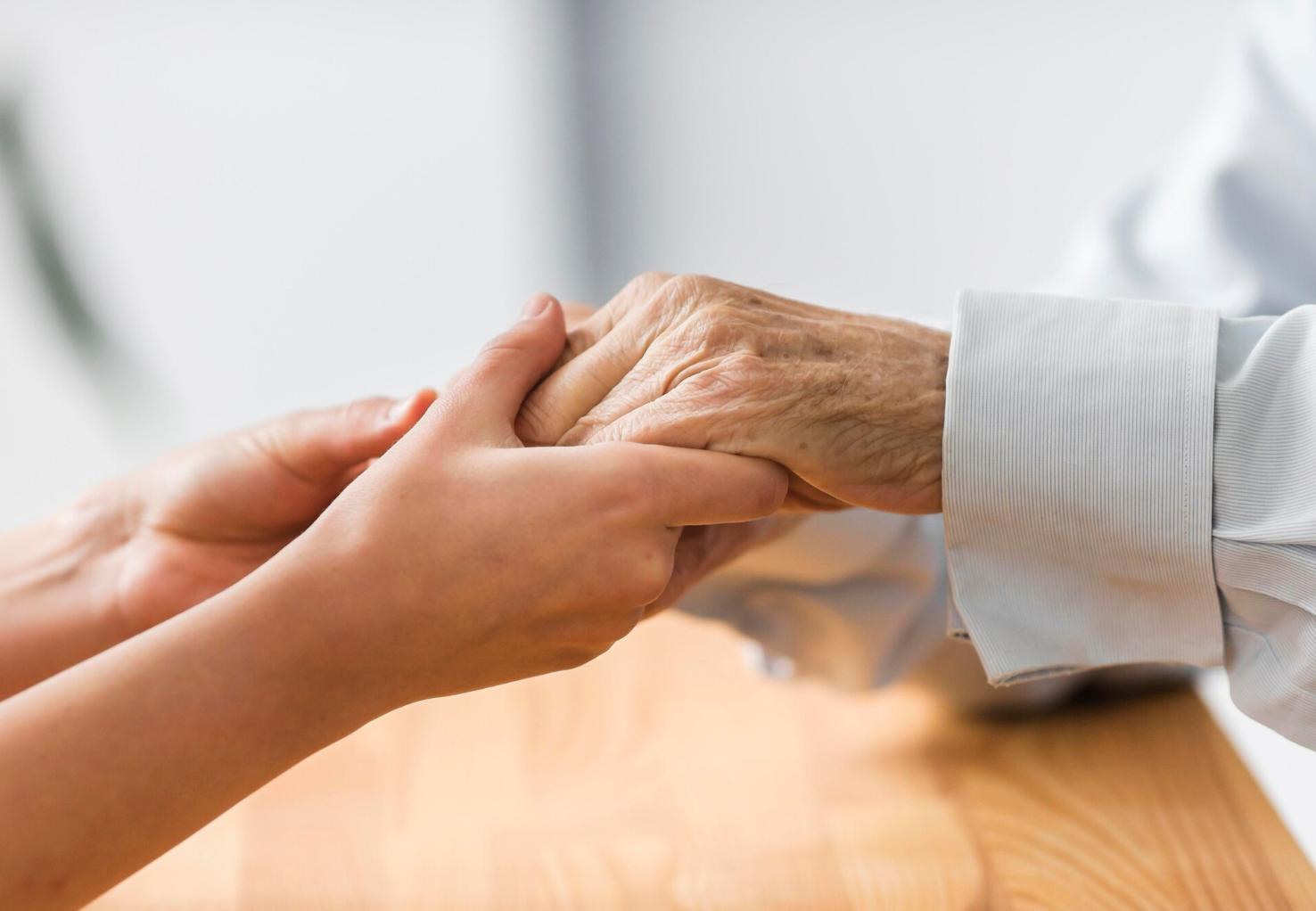 Cuidar de alguém com demência: mais do que uma tarefa, um compromisso humano