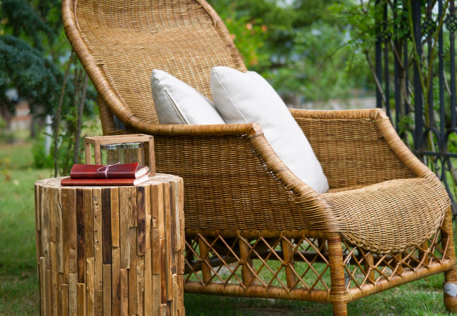 Como cuidar e renovar móveis de vime para exterior