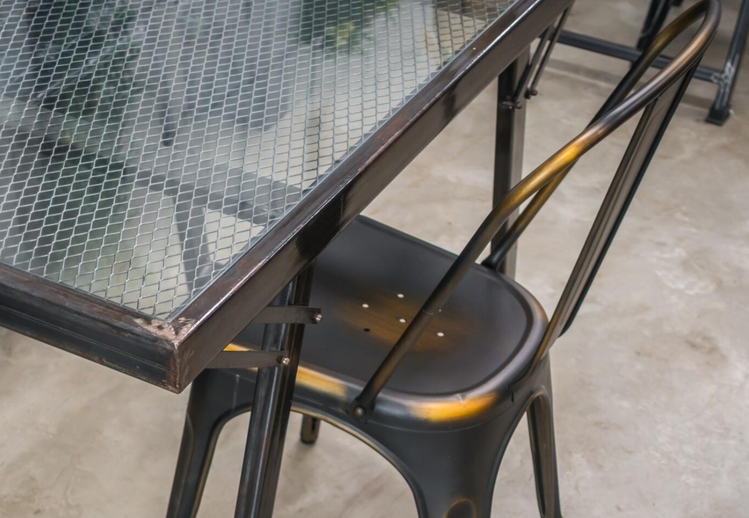 Como restaurar móveis de metal enferrujados