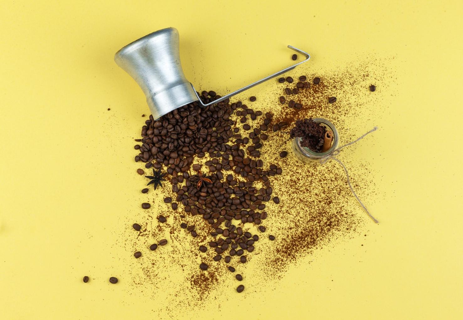 Porque não deve deitar pó de café na pia