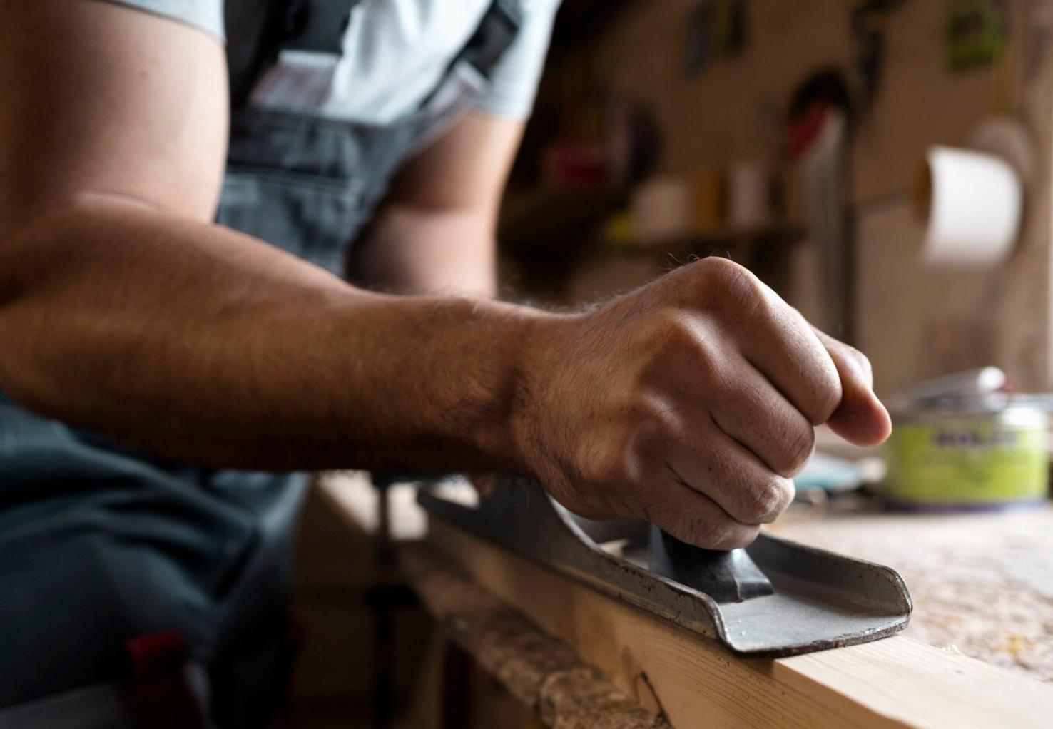 Como utilizar uma plaina manual com eficácia e precisão